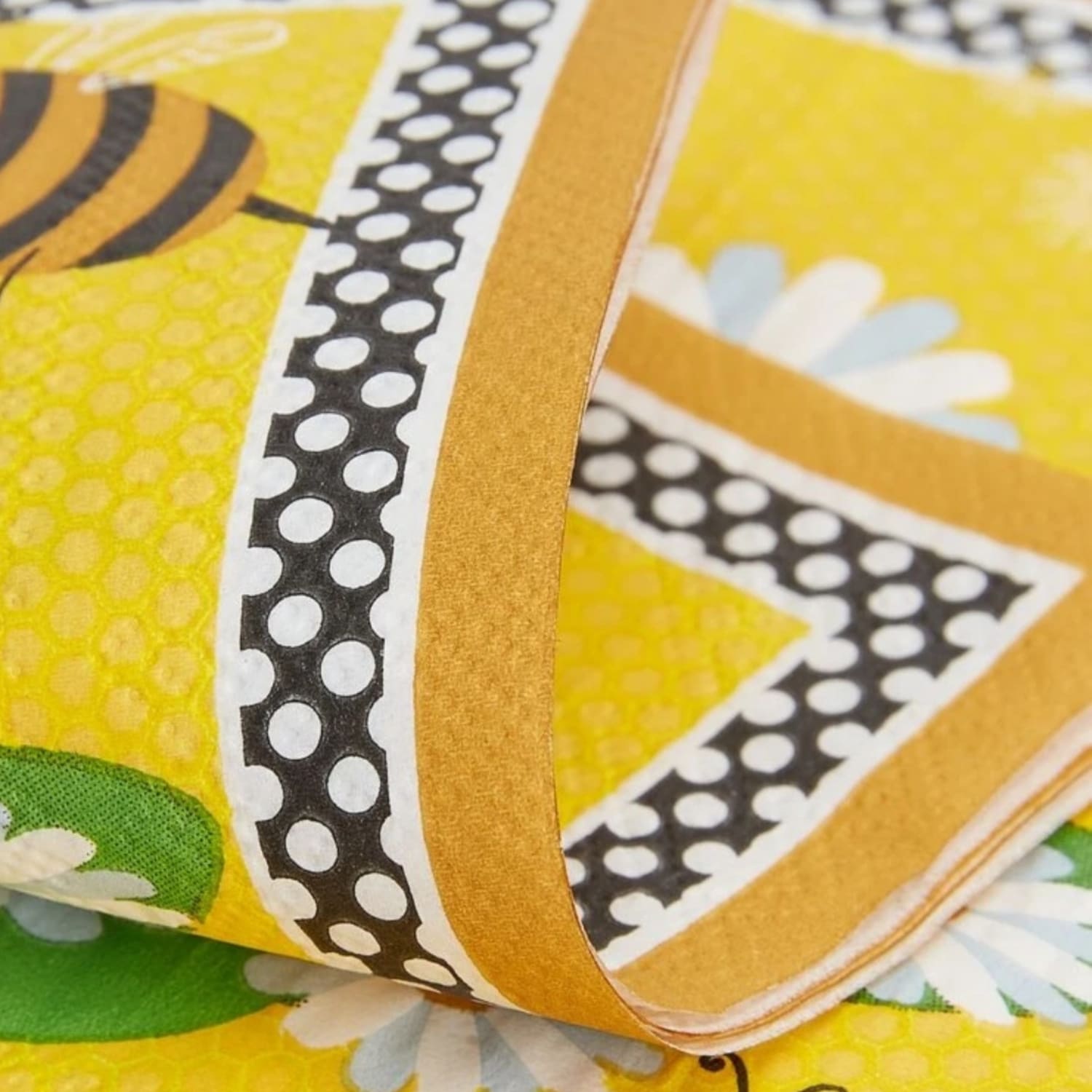 Bee and Daisy Serviettes 2 Bee Disposable Serviettes 25 Piece