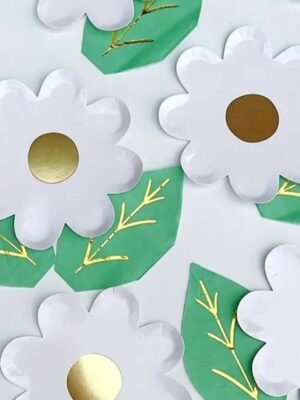 Daisy Shaped Plates With Leave Shaped Napkins